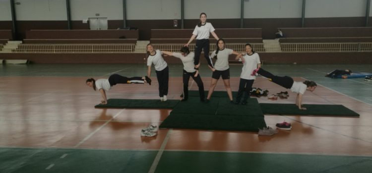 Practicando actividades de acroesport en 2º eso Practicando actividades de acroesport en 2º eso