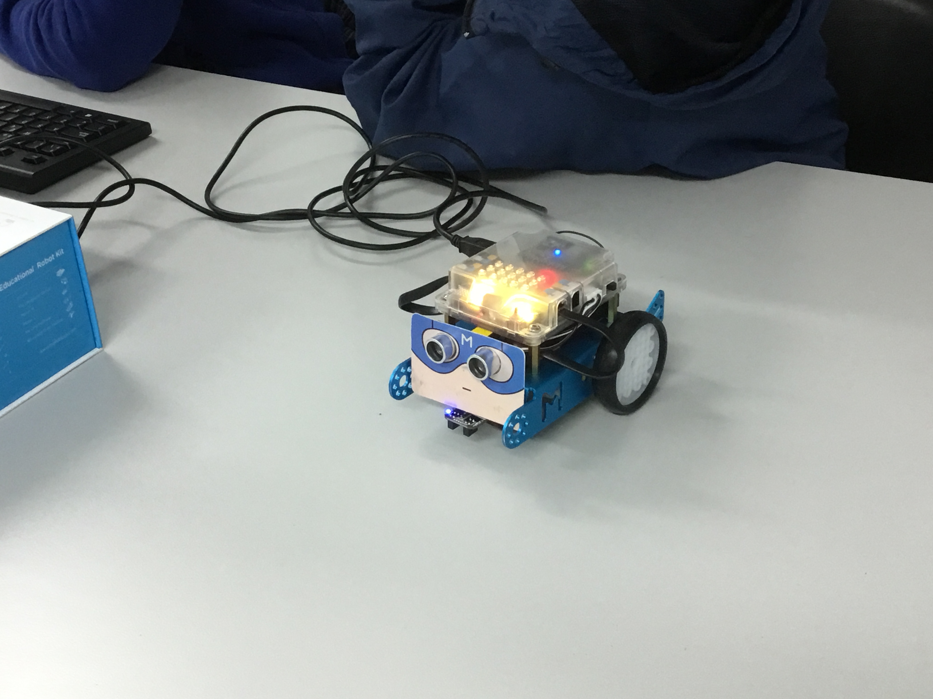 Alumnes 3r ESO: Programar un robot mòbil (Demotec – A la UIB)
